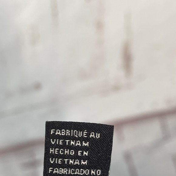 FOREVER 21 Womens Black Red Roses Chiffon B Neck Top Blouse Sz. Small Pre-owned - Picture 13 of 14